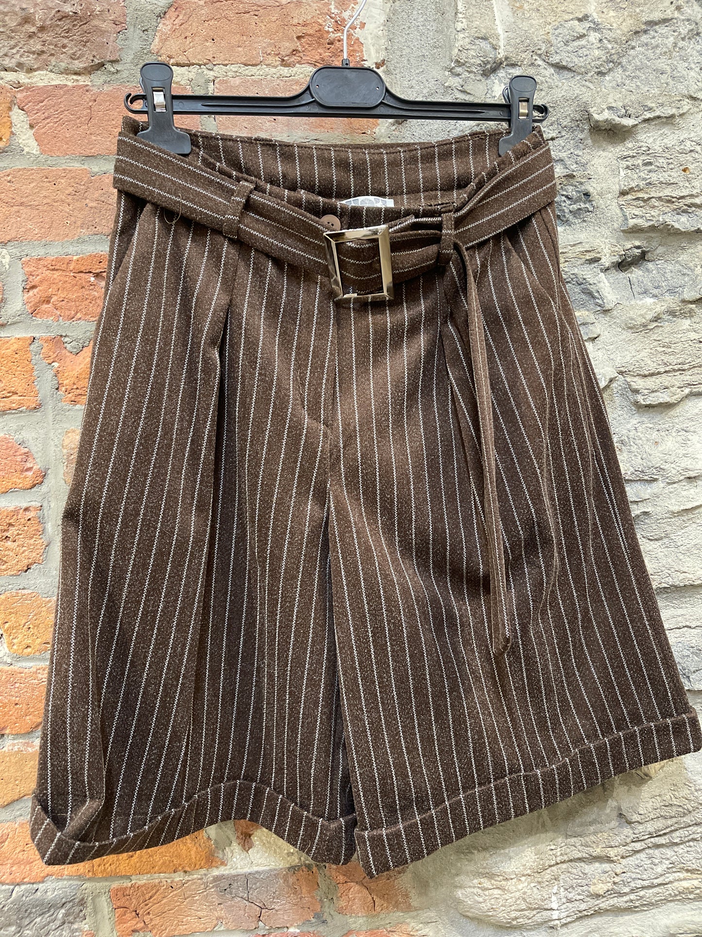 KC- 3133 Pantalon court rayé