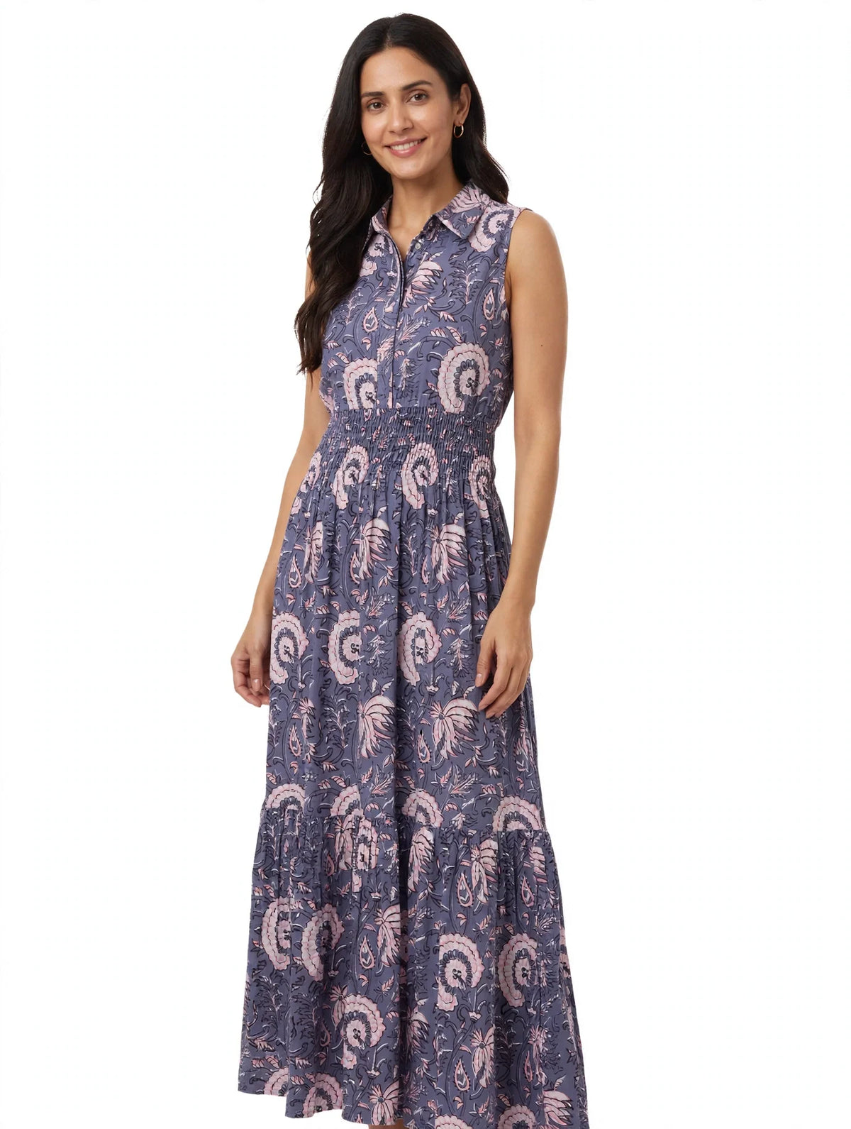 IN- Robe sans manches avec col on model